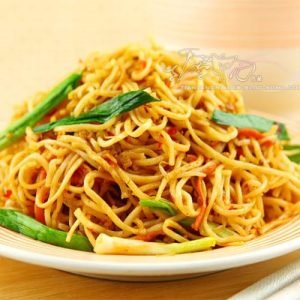 18D. Stegte nudler med æg og grøntsager