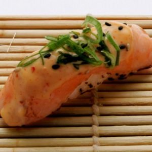 N5. Flamberet laks m. chilimayo og forårsløg