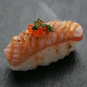 N7. Flamberet laks m. chilimayo, teriyaki, rogn, wasabipulver og crispy panko