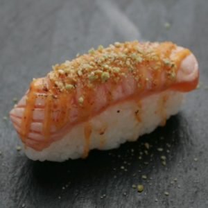 N8. Flamb laks m. chilimayo,teriyaki,tobico,hvidløg,sesam og forårsløg