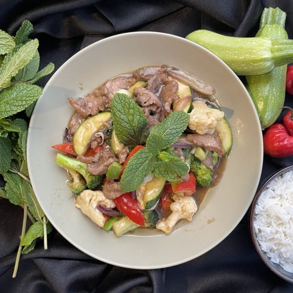 24. Stegt oksekød med grøntsager i yakiniku sauce
